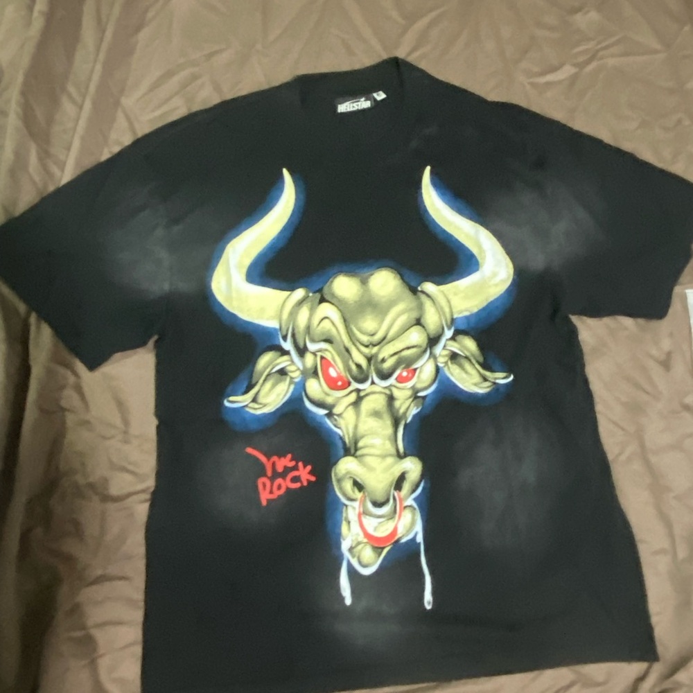 Size large Black Graphic T-Shirt with Bull Design